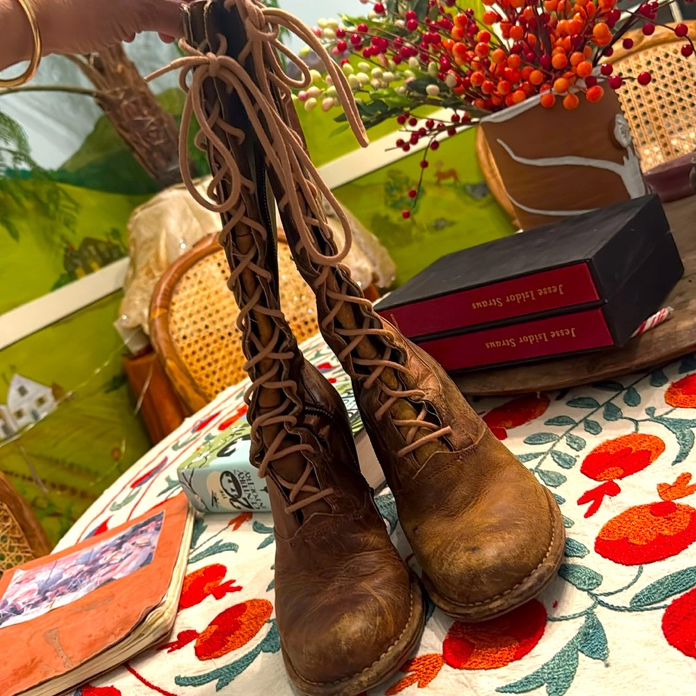 Women’s rare vintage villager FRYE lace up boots women’s size 10